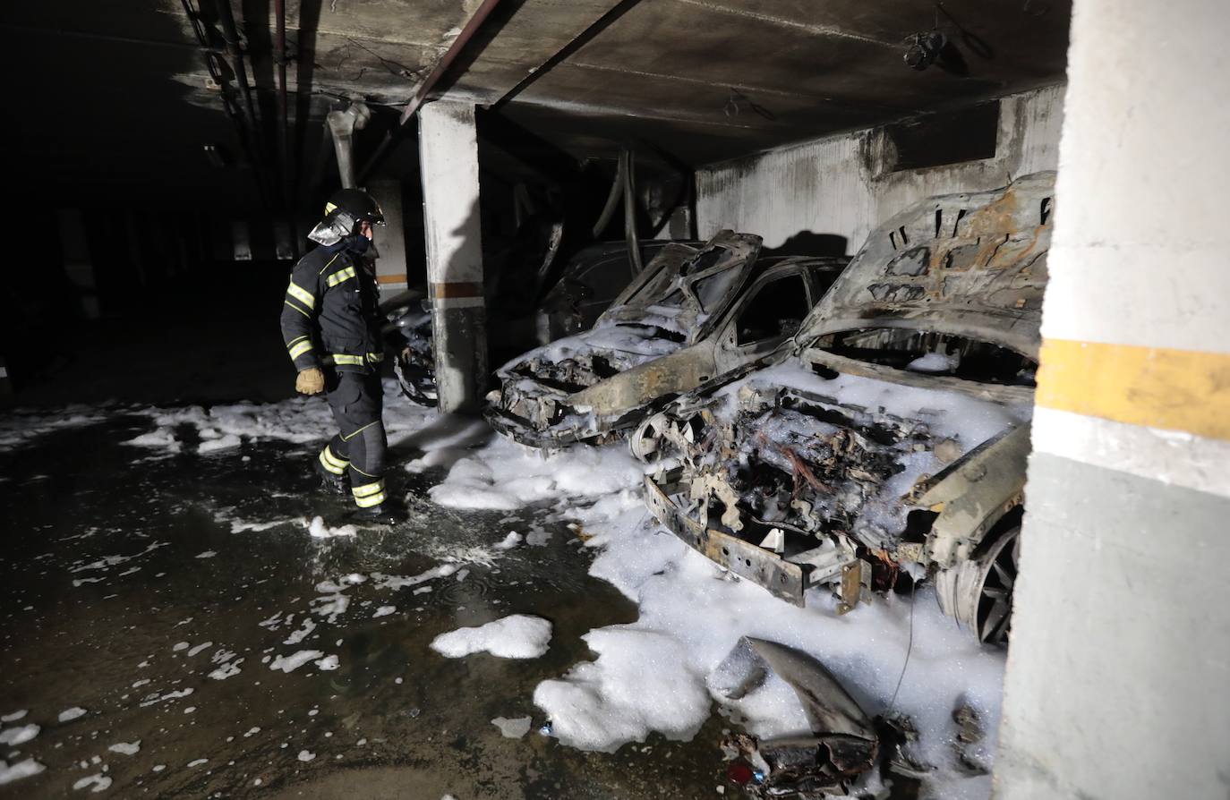 Fotos: Un incendio calcina tres coches en un garaje de Arroyo