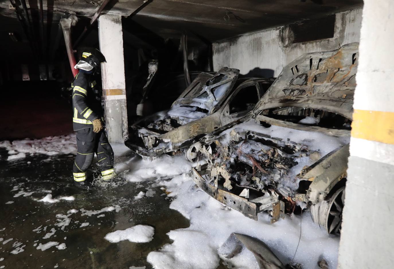 Fotos: Un incendio calcina tres coches en un garaje de Arroyo