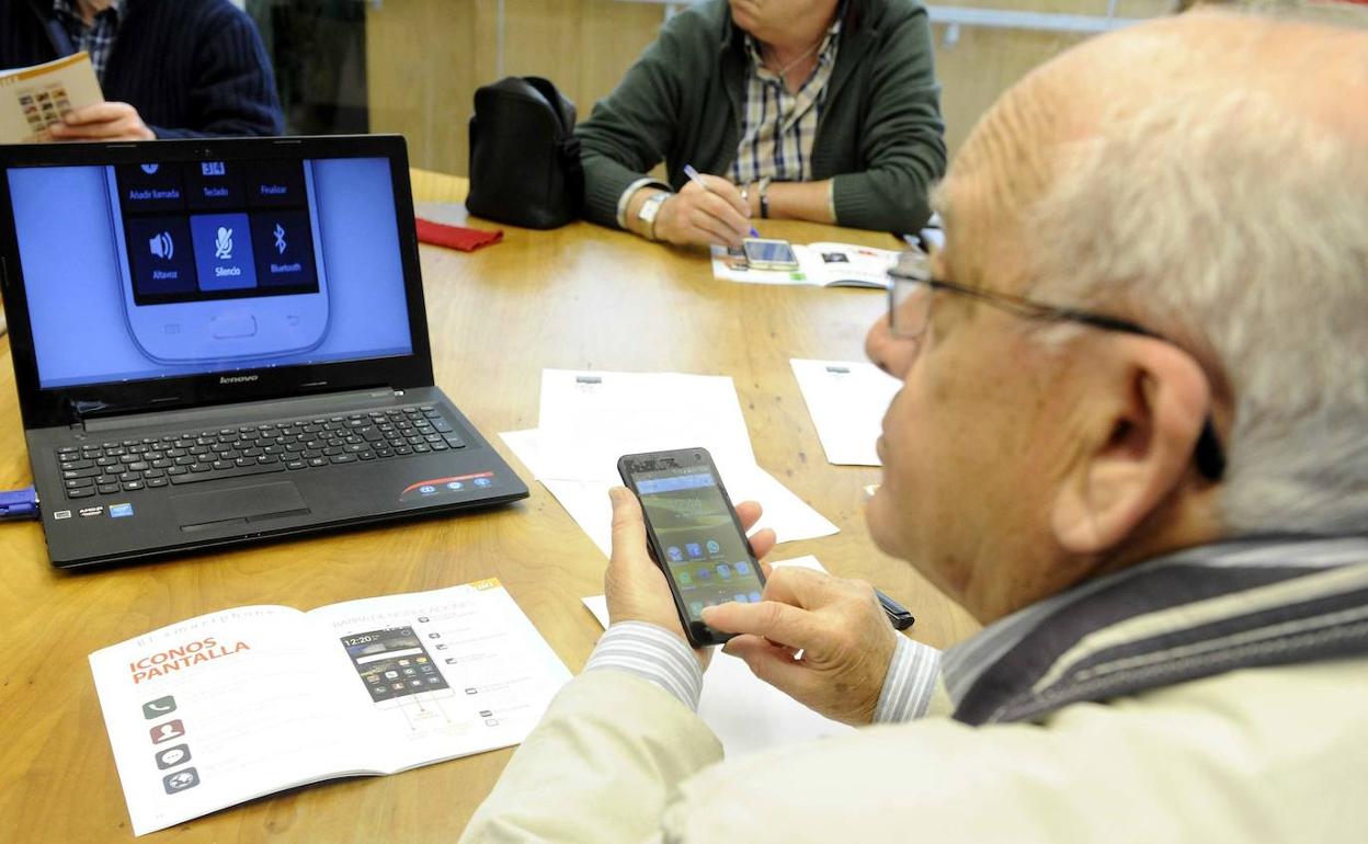 Un grupo de mayores asiste a un curso de tecnologías.