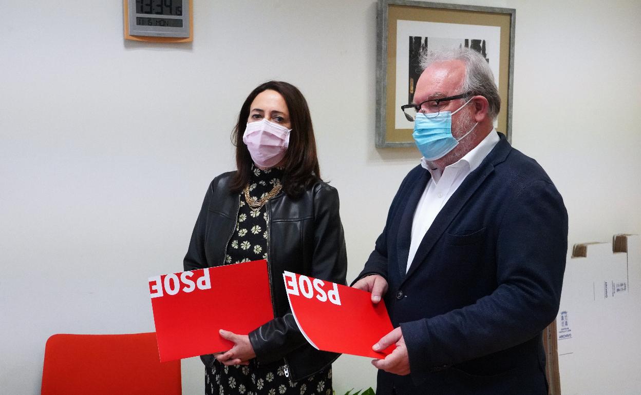 Los socialistas Rosa Rubio y José Francisco Martín, registran las enmiendas de totalidad del PSOE al presupuesto de la comunidad para 2022.