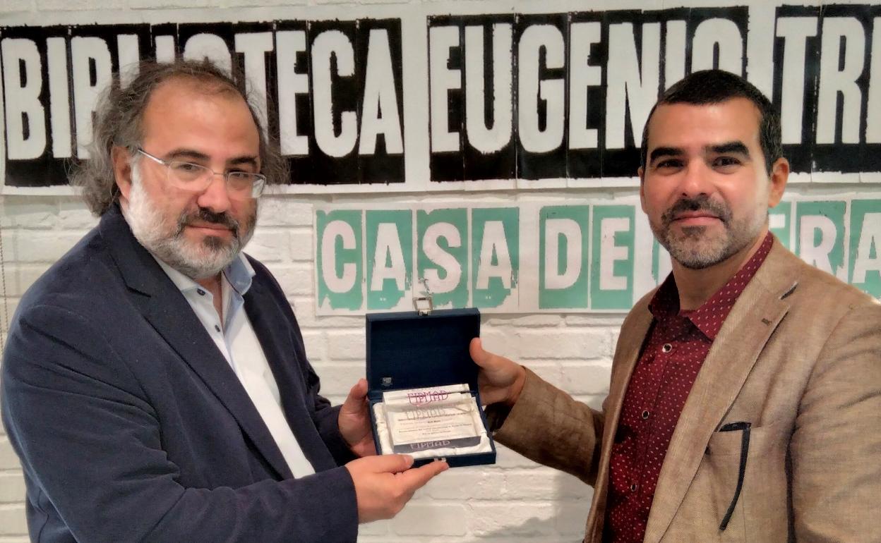 Alencart recibiendo la placa, con Luis Rafael Hernández. 