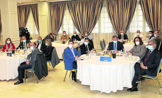Autoridades, patrocinadores, organziadores y parte de los asistentes al Foro Económico en palencia.