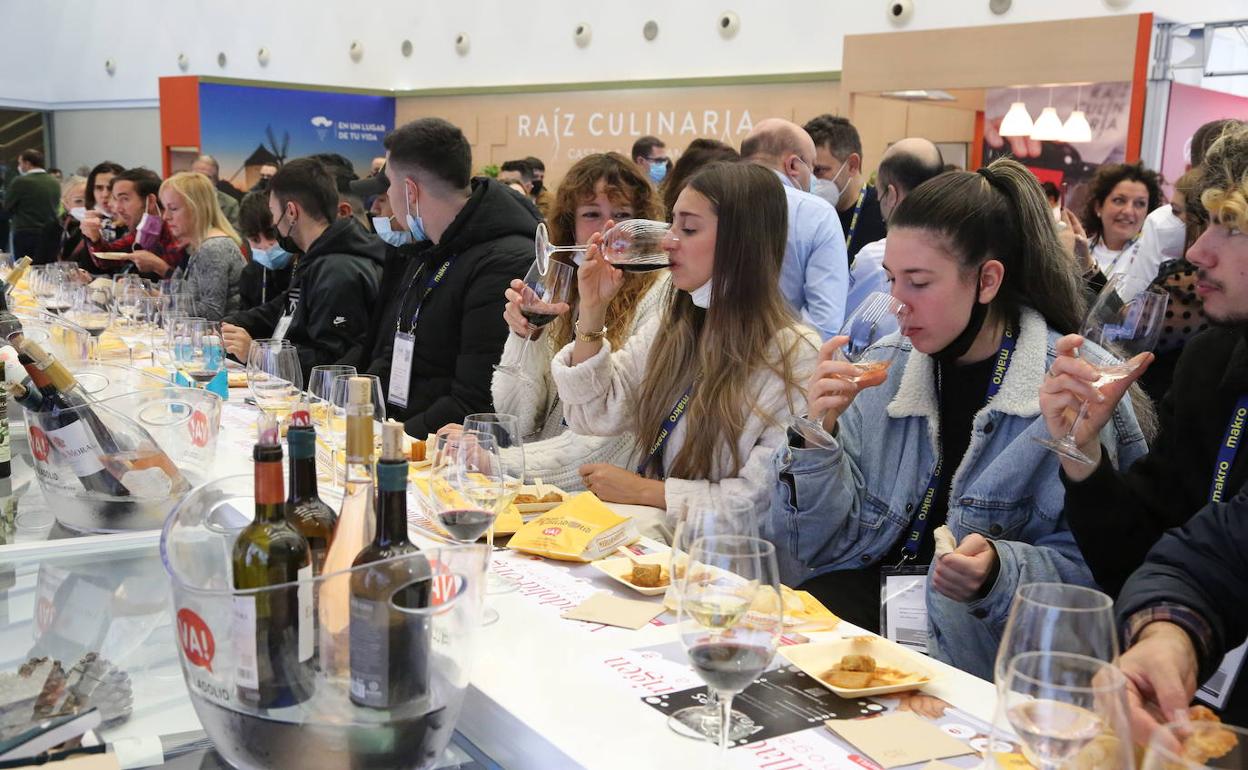 Degustaciones de tapas en el expositor barra del Ayuntamiento de Valladolid en San Sebastián Gastronomika. 