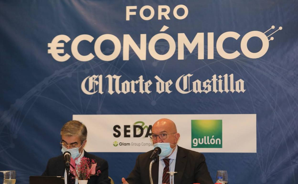 El consejero interviene en el foro, moderado por José Ignacio Foces, esta mañana en Palencia. 