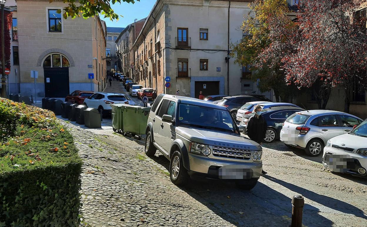 Vehículos estacionados en los alrededores de la Aneja.