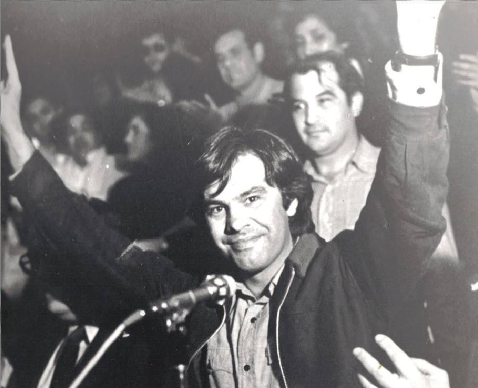 González en el mitin del polideportivo Huerta del Rey de 1977.