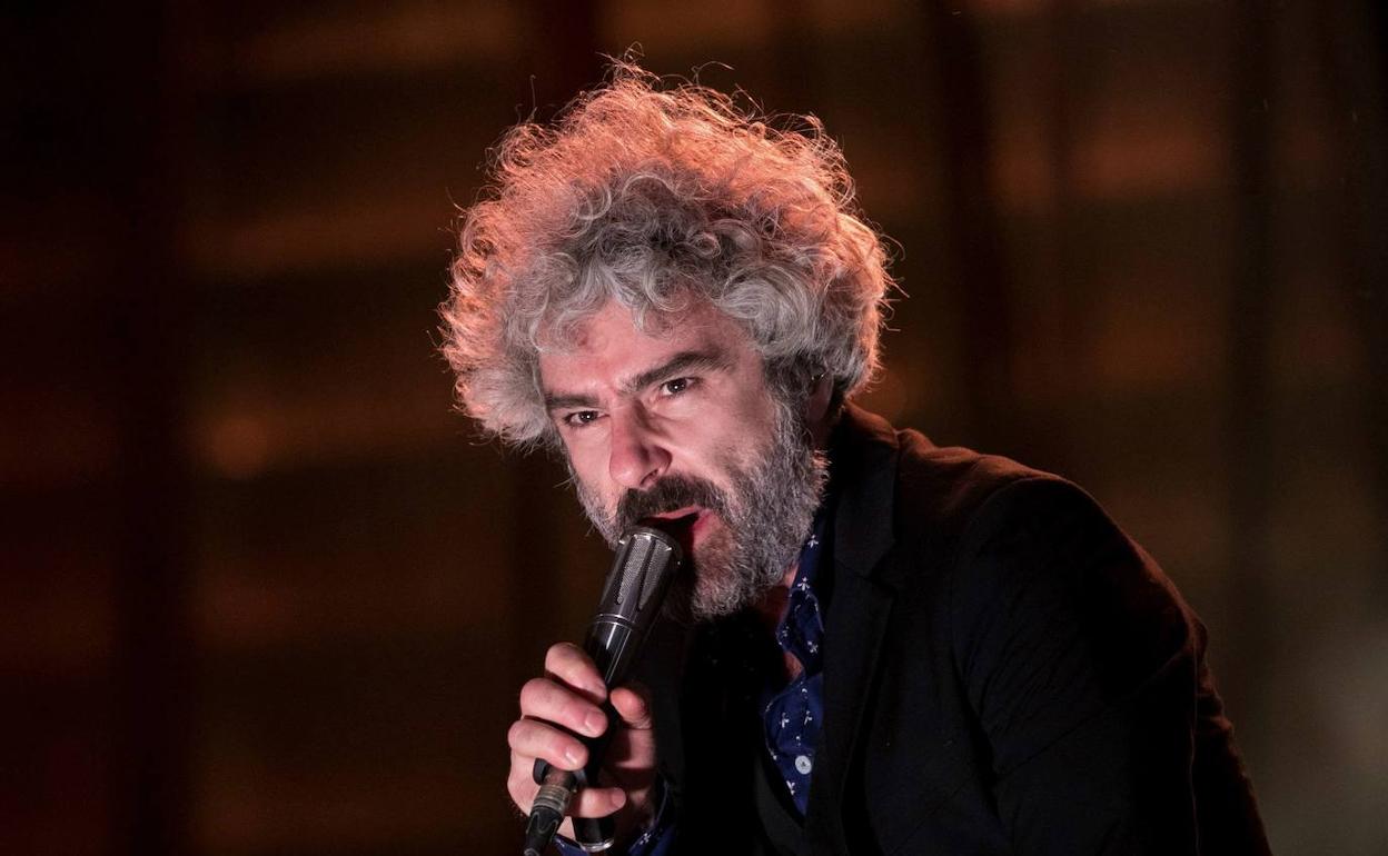 Abraham Boba, cantante del grupo de indie rock León Benavente, en un concierto en 2019. 