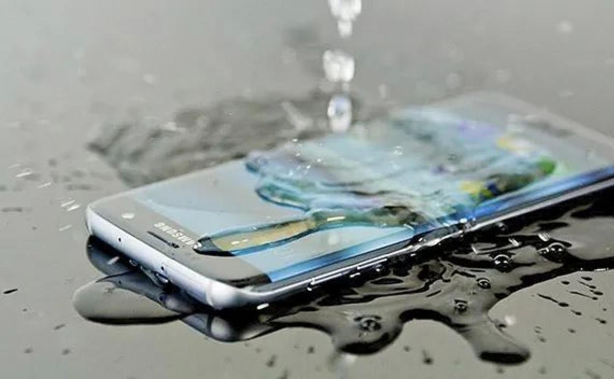 ¿Cómo resucitar tu móvil si se ha caído al agua? (olvídate del arroz)