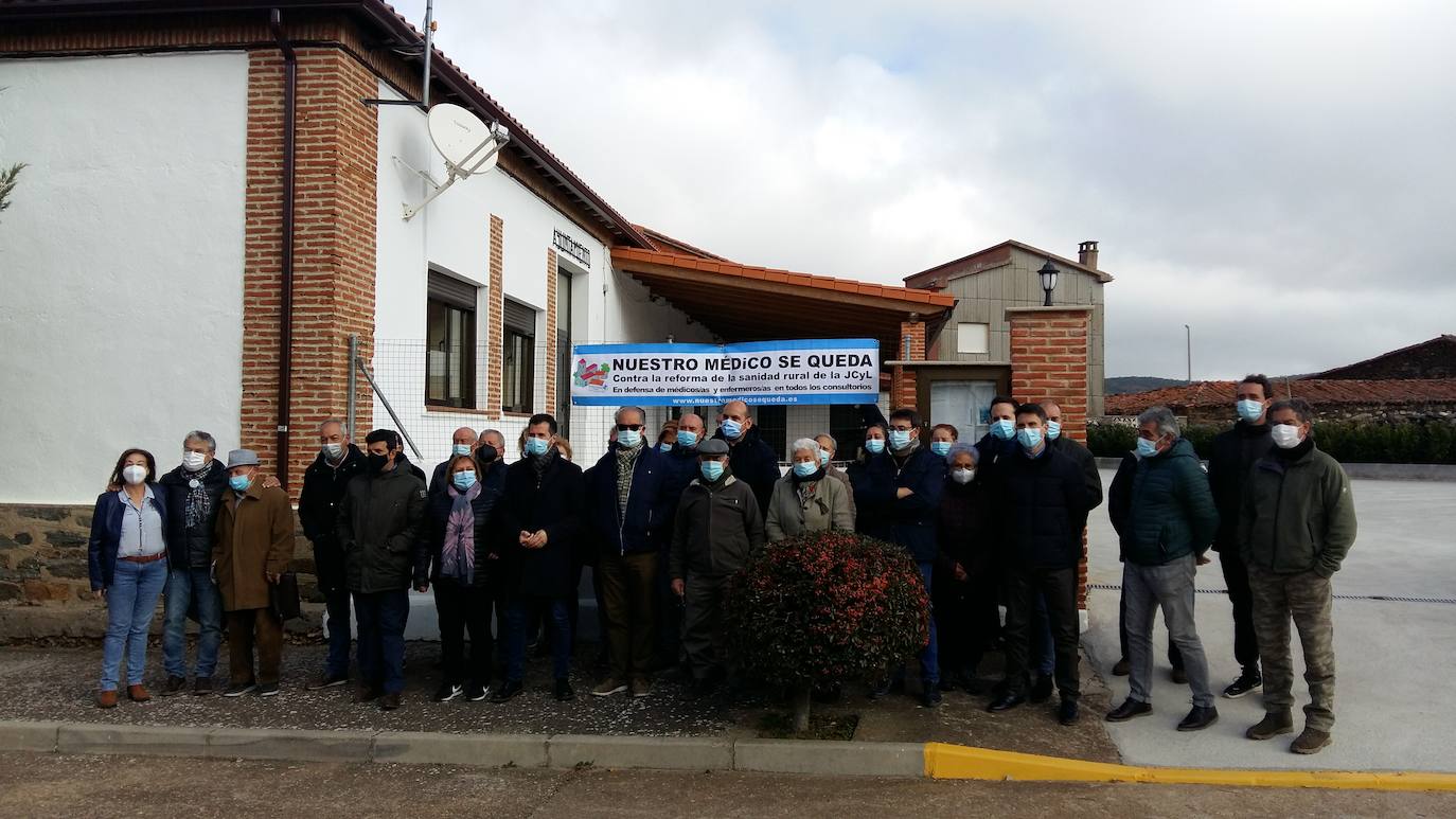 Luis Tudanca durante su visita a Aldeanueva de la Sierra. 