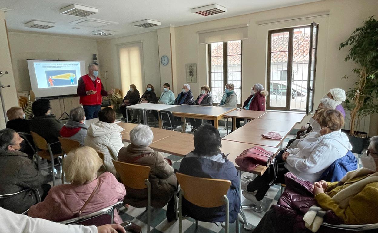 Charla 'Conviviendo con el virus' en Carbajosa de la Sagrada. 