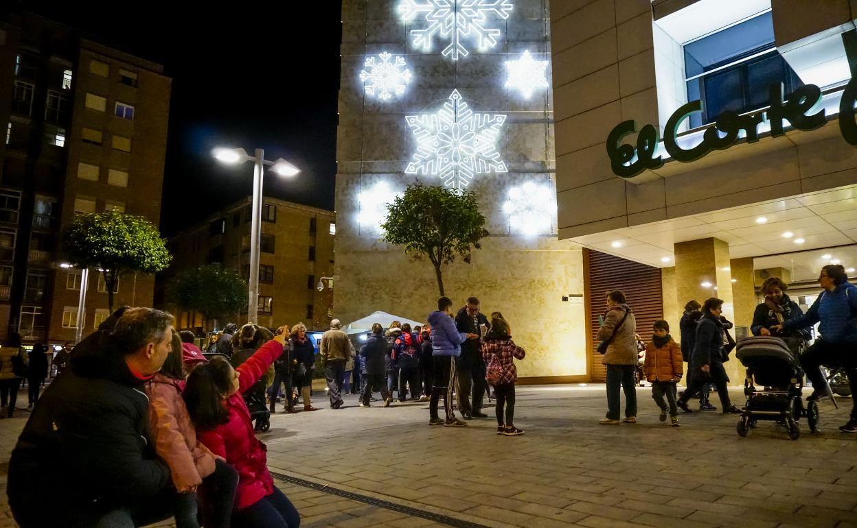 Iluminación de la fachada de El Corte Inglés el pasado 2019. 