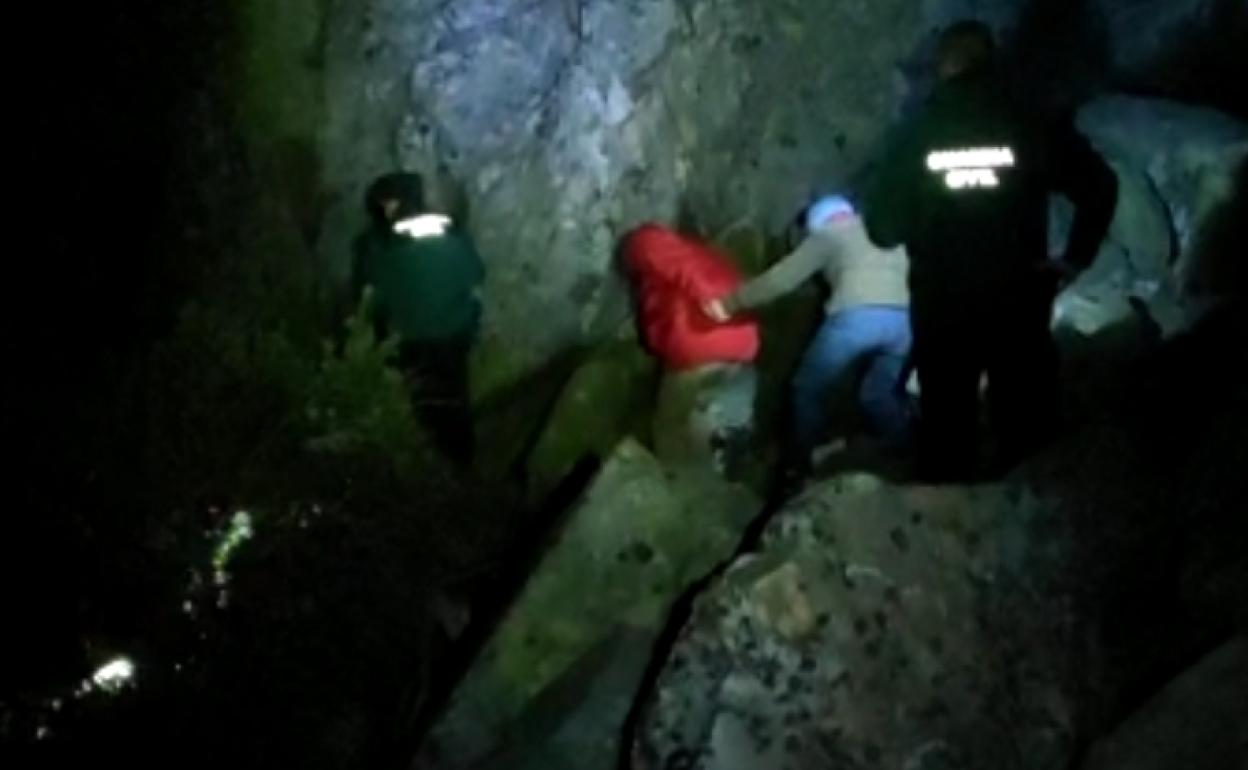 La Guardia Civil rescata a dos senderistas perdidos en la Sierra de las Quilamas. 