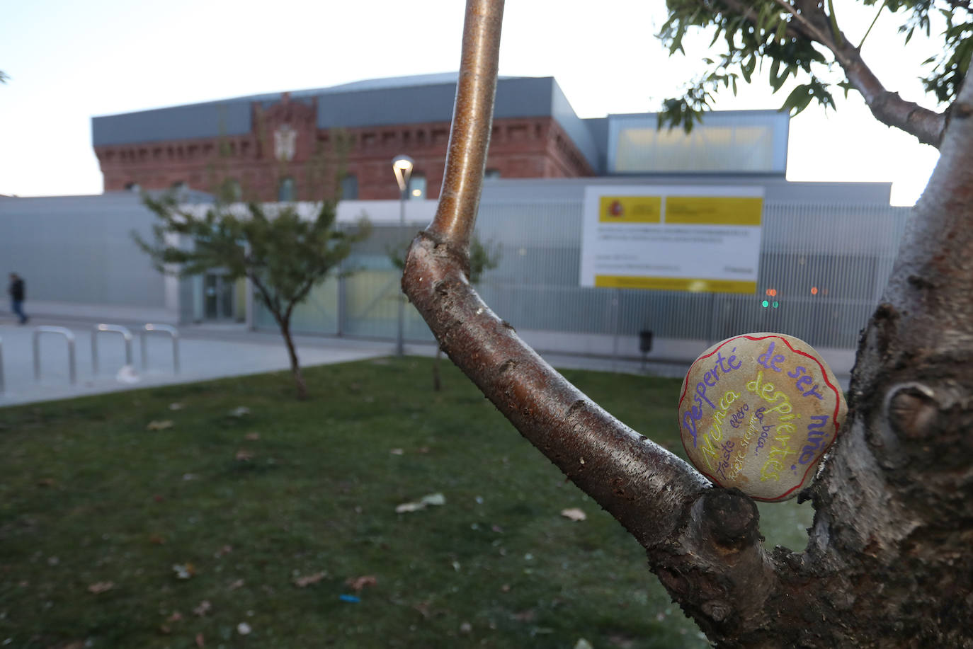 Una piedra decorada en homenaje a Miguel Hernández, colocada en un árbol junto al Lecràc. 