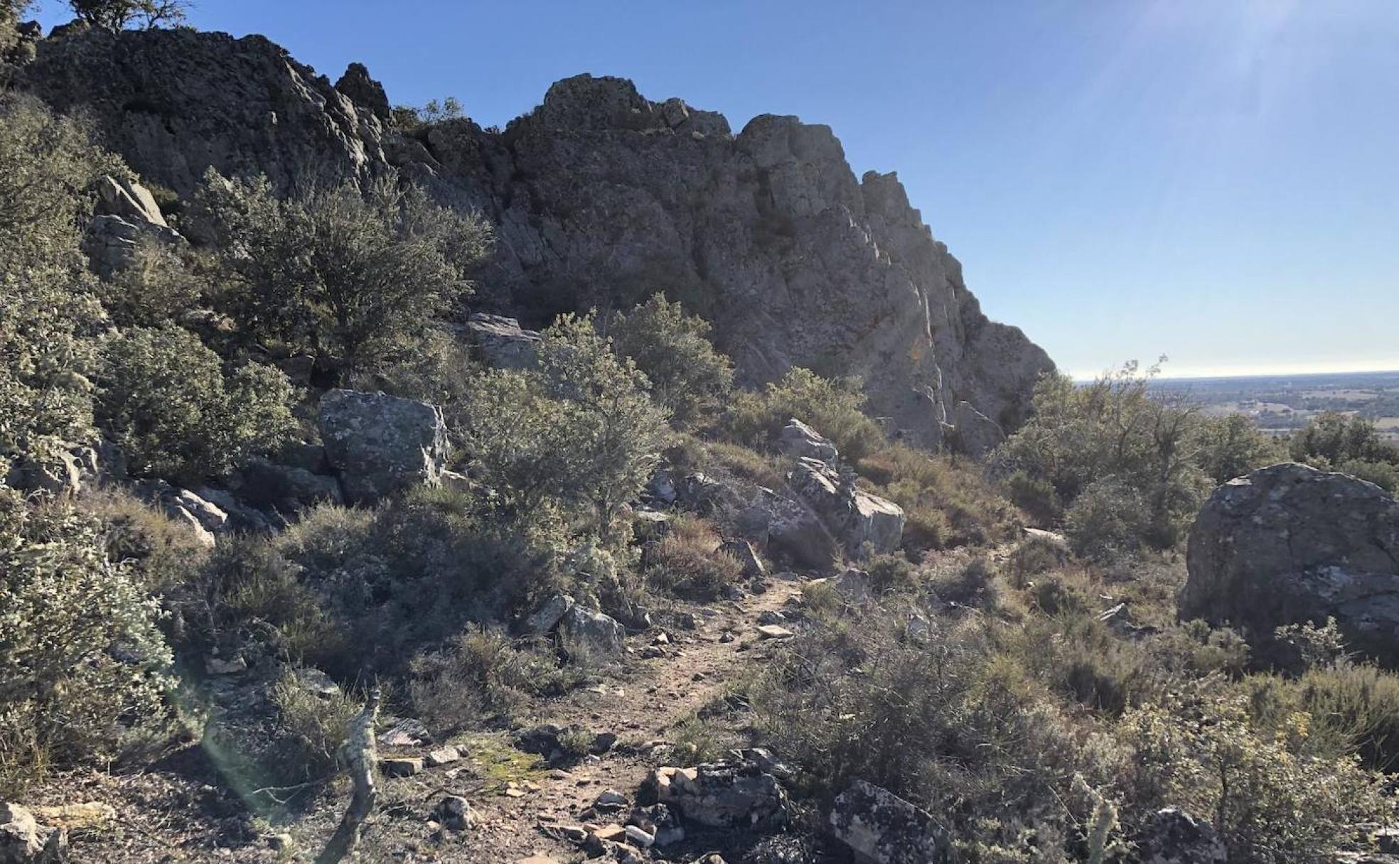 Sendero en la parte superior de Peñarredonda, montaña que bordea Morales de Rey, en Zamora. 