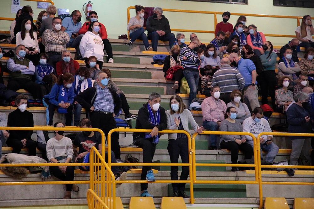 Ovación para Miguel Ángel Ortega en el regreso de la competición liguera a Würzburg con la afición disfrutando de una abultada victoria