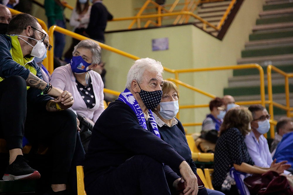 Ovación para Miguel Ángel Ortega en el regreso de la competición liguera a Würzburg con la afición disfrutando de una abultada victoria