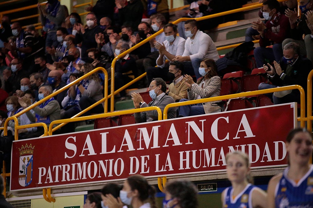 Ovación para Miguel Ángel Ortega en el regreso de la competición liguera a Würzburg con la afición disfrutando de una abultada victoria