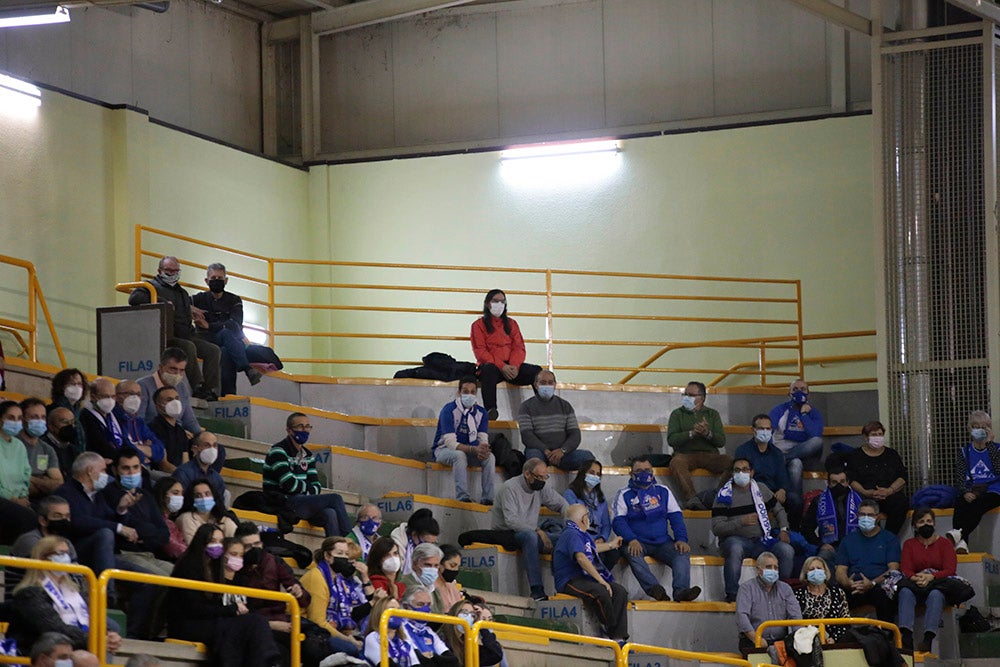 Ovación para Miguel Ángel Ortega en el regreso de la competición liguera a Würzburg con la afición disfrutando de una abultada victoria