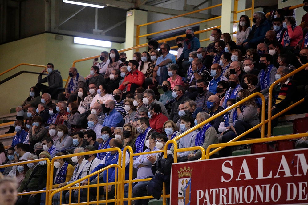 Ovación para Miguel Ángel Ortega en el regreso de la competición liguera a Würzburg con la afición disfrutando de una abultada victoria