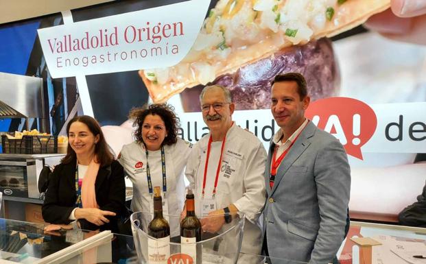 Imagen principal - Arriba, Elena Arzak, Cova Gutiérrez (Villa Paramesa), Pedro Subijana y Rodrigo Criado Rey, de la Sociedad Mixta de Turismo de Valladolid. Abajo, el chef Berasategui saluda al bodeguero Ignacio Príncipe y Jesús Sánchez y la concejala Ana Redondo. 