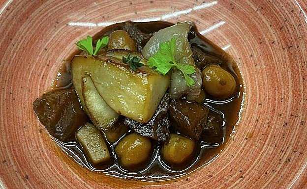 Restaurante El Desguace (Torrejón de la Calzada, Madrid).  Alejandro Rey Lara. Este cocinero de Esquivias (Toledo) decidió elaborar un plato clásico pero con algunos toques que actualizan la receta, como fueron unos garbanzos con morro estofado al vino tinto y boletus salteados con tuétano. El chef coció los garbanzos pedrosillanos con verduras, hueso de jamón, soja y pimienta de Jamaica.