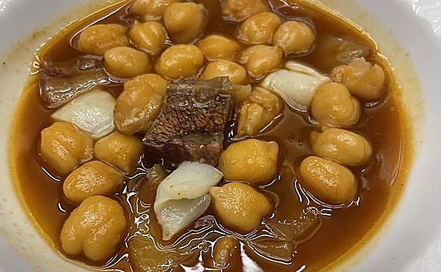 Restaurante Gaig (Barcelona).  El equipo de cocina de Carles Gaig preparó un mar y montaña vinculado a la cocina catalana pero con garbanzos castellanos, en este caso de Valseca (Segovia), que aportan más cremosidad y se funden con el colágeno de las tripas del bacalao y la carrillera de ternera. Explicó que hierve los garbanzos despacio y les añade Vichy Catalán al final.