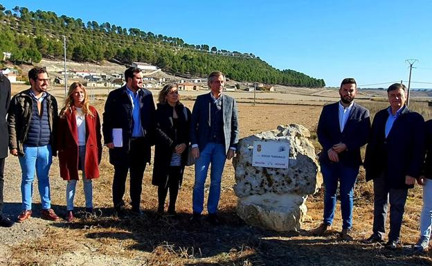 Cargos del PP, durante la presentación de su campaña 'Raíces' en Corcos del Valle. 