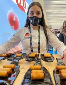 Imagen secundaria 2 - Arriba, los productores de Verartes con el cocinero Rafa Palacios y Ruth Albillo, de la Sociedad Mixta de Turismo de Valladolid. Abaj, Ana García de La Parrilla de San Lorenzo con su princho y Elena Castro con la tapa de Suite 22. 