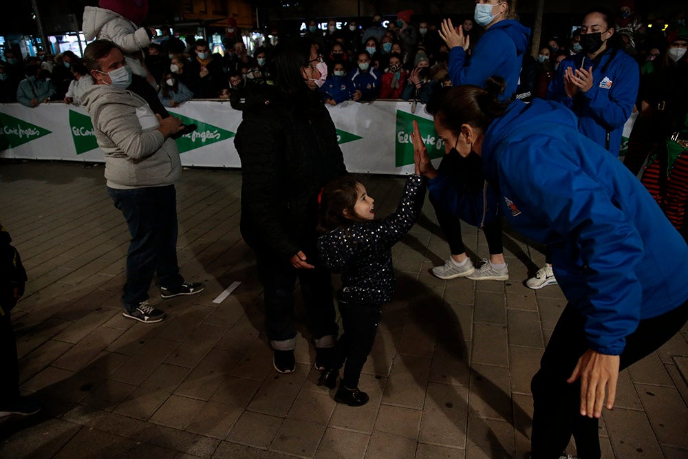 Las jugadoras del CB Avenida participan en el encendido solidario de la iluminación navideña de El Corte Inglés