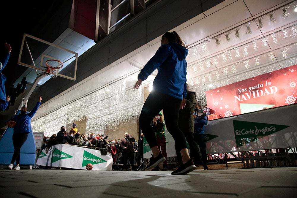 Las jugadoras del CB Avenida participan en el encendido solidario de la iluminación navideña de El Corte Inglés