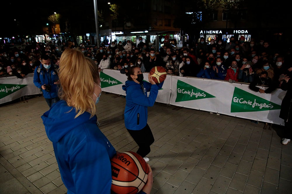 Las jugadoras del CB Avenida participan en el encendido solidario de la iluminación navideña de El Corte Inglés