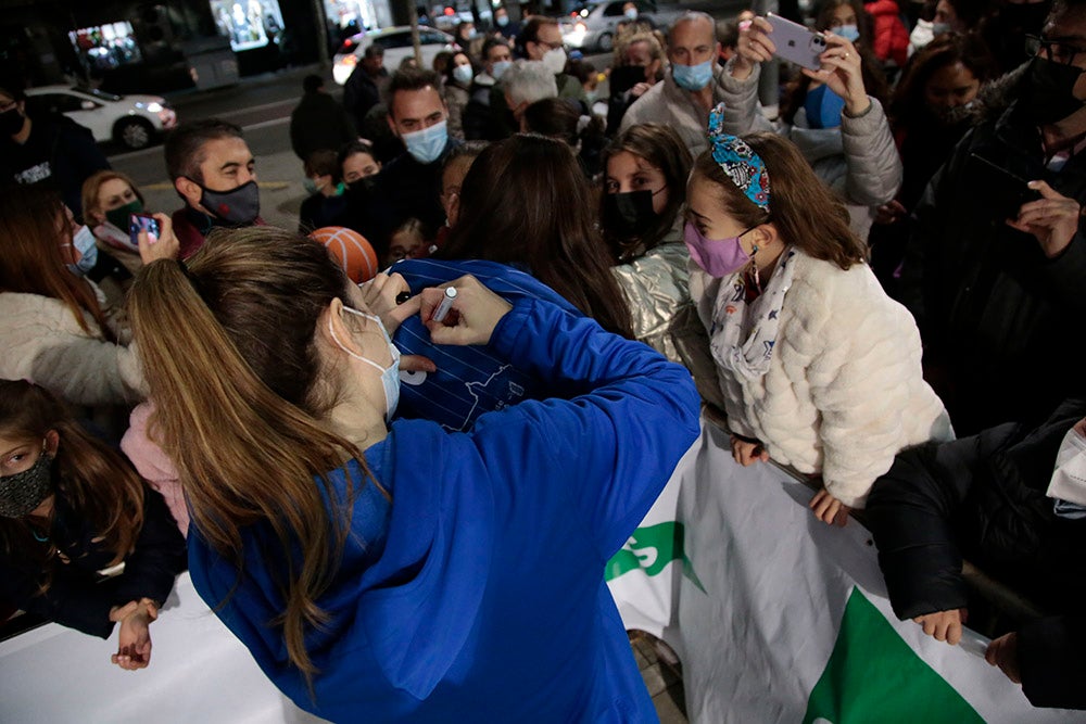 Las jugadoras del CB Avenida participan en el encendido solidario de la iluminación navideña de El Corte Inglés