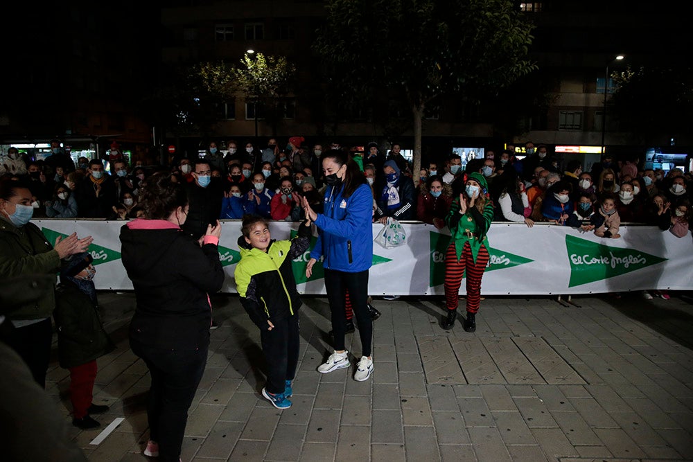 Las jugadoras del CB Avenida participan en el encendido solidario de la iluminación navideña de El Corte Inglés