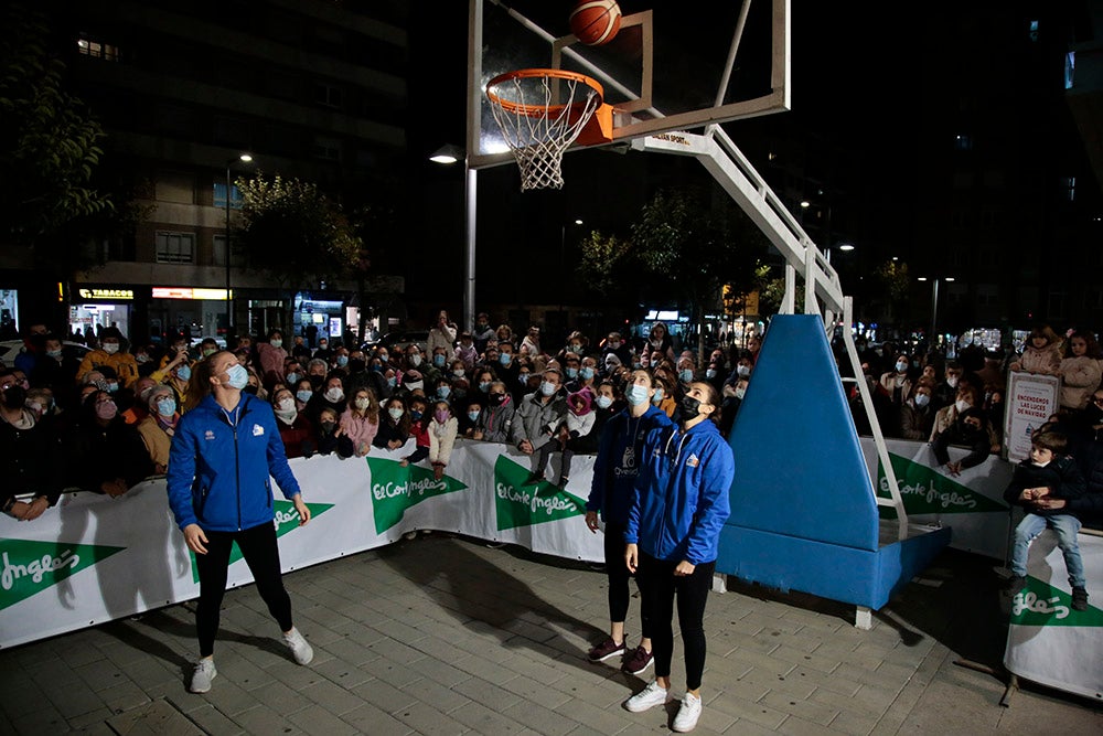 Las jugadoras del CB Avenida participan en el encendido solidario de la iluminación navideña de El Corte Inglés