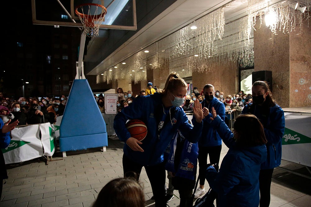 Las jugadoras del CB Avenida participan en el encendido solidario de la iluminación navideña de El Corte Inglés