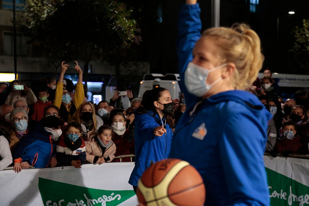 Las jugadoras del CB Avenida participan en el encendido solidario de la iluminación navideña de El Corte Inglés