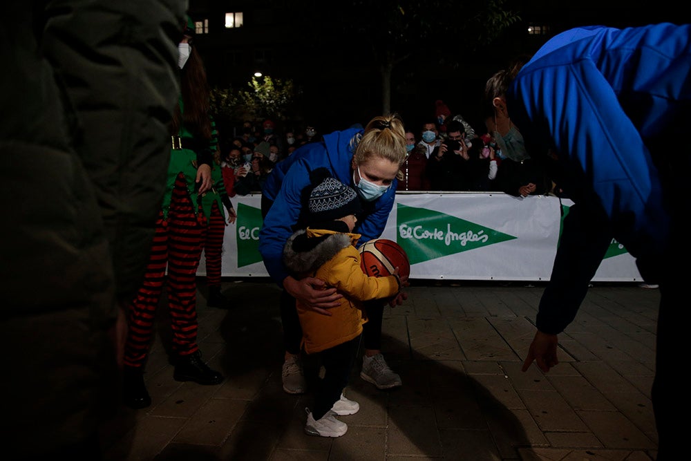 Las jugadoras del CB Avenida participan en el encendido solidario de la iluminación navideña de El Corte Inglés