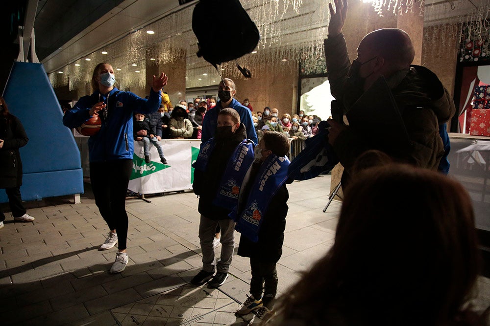 Las jugadoras del CB Avenida participan en el encendido solidario de la iluminación navideña de El Corte Inglés