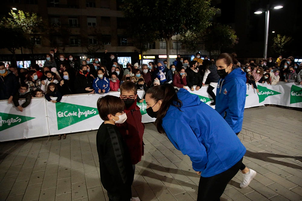 Las jugadoras del CB Avenida participan en el encendido solidario de la iluminación navideña de El Corte Inglés