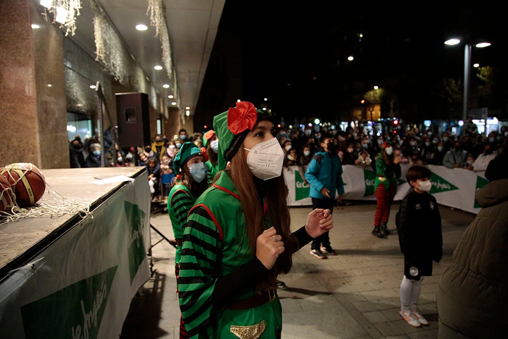 Las jugadoras del CB Avenida participan en el encendido solidario de la iluminación navideña de El Corte Inglés