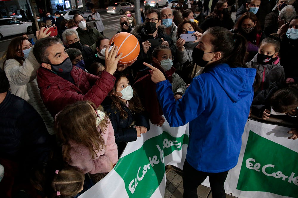 Las jugadoras del CB Avenida participan en el encendido solidario de la iluminación navideña de El Corte Inglés