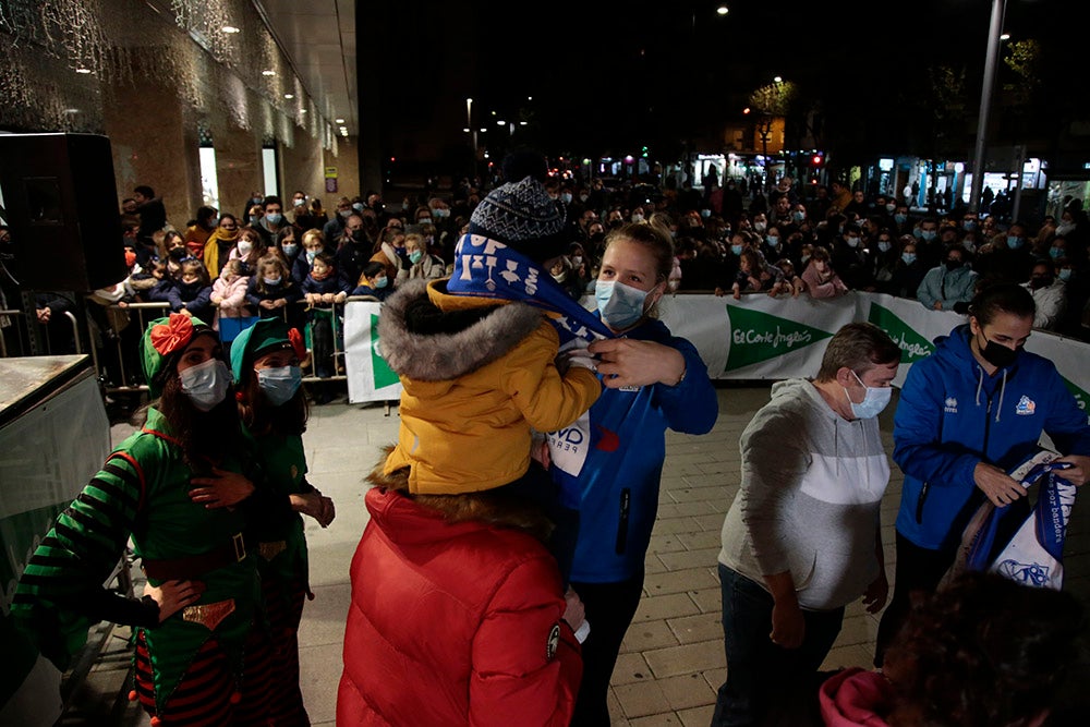 Las jugadoras del CB Avenida participan en el encendido solidario de la iluminación navideña de El Corte Inglés