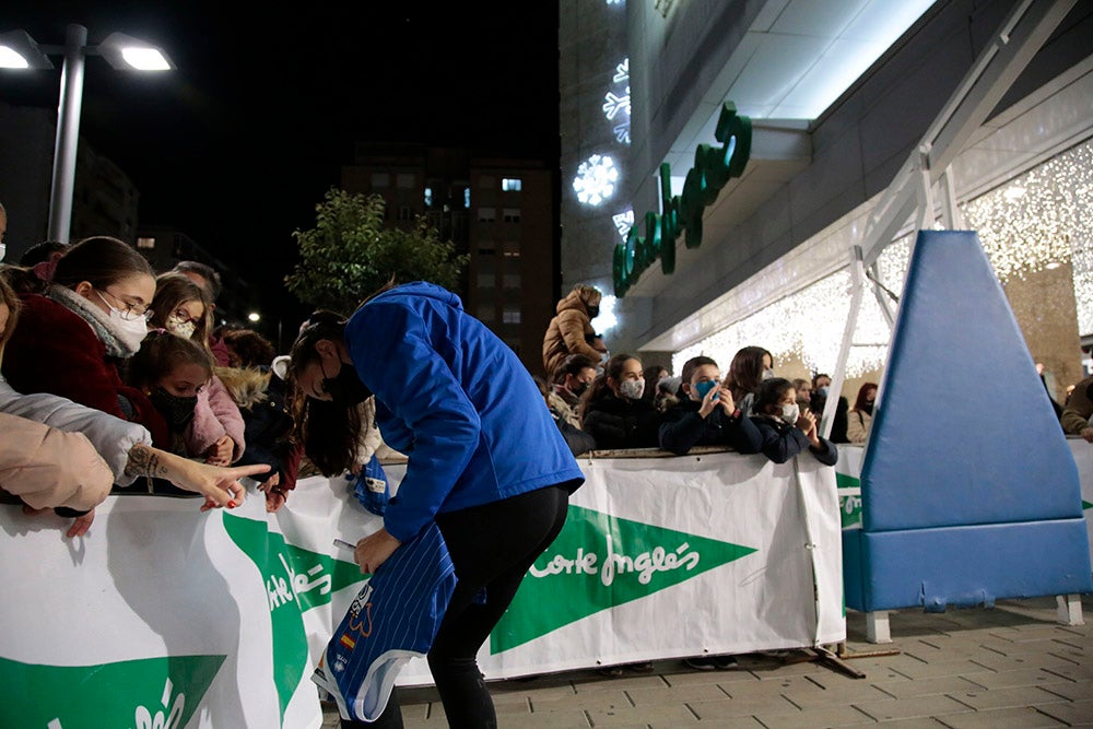 Las jugadoras del CB Avenida participan en el encendido solidario de la iluminación navideña de El Corte Inglés