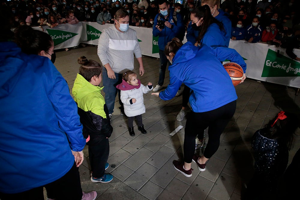 Las jugadoras del CB Avenida participan en el encendido solidario de la iluminación navideña de El Corte Inglés