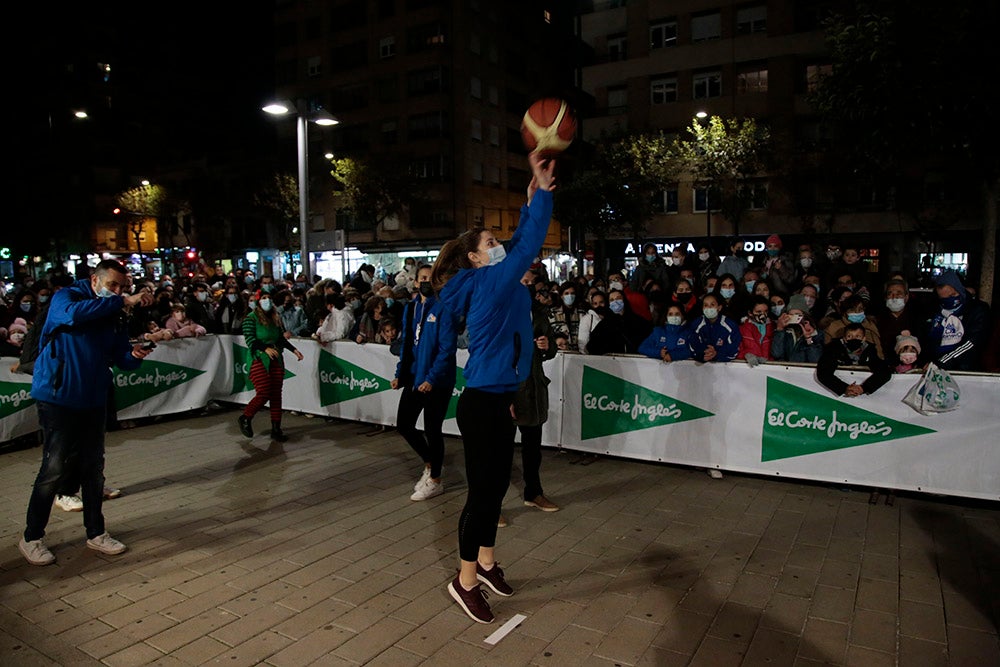 Las jugadoras del CB Avenida participan en el encendido solidario de la iluminación navideña de El Corte Inglés