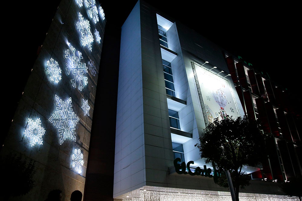 Las jugadoras del CB Avenida participan en el encendido solidario de la iluminación navideña de El Corte Inglés