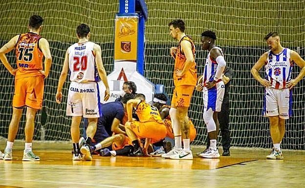 Harrison, en el suelo tras su incidente que le acabó llevando al hospital.- 