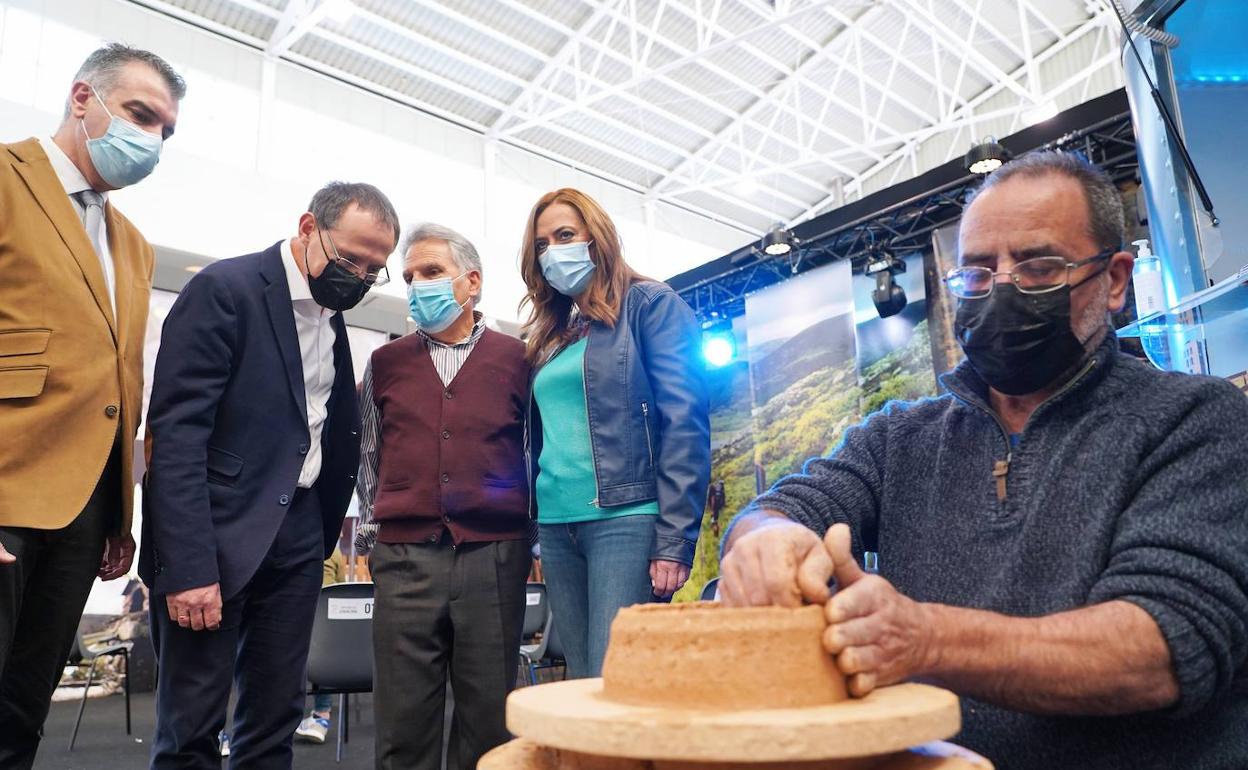 La delegada del Gobierno, Virginia Barcones, visitó ayer la feria.