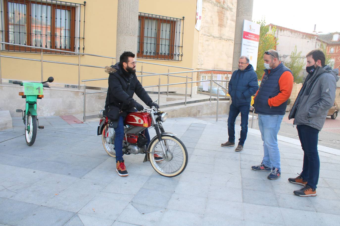 Fotos: Los coches clásicos despiertan admiración en el Cerrato