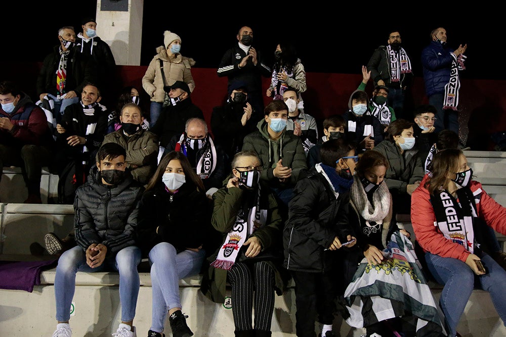 Los aficionados del Badajoz celebraron los goles de su equipo y cerca estuvieron de celebrar la victoria en el Reina Sofía